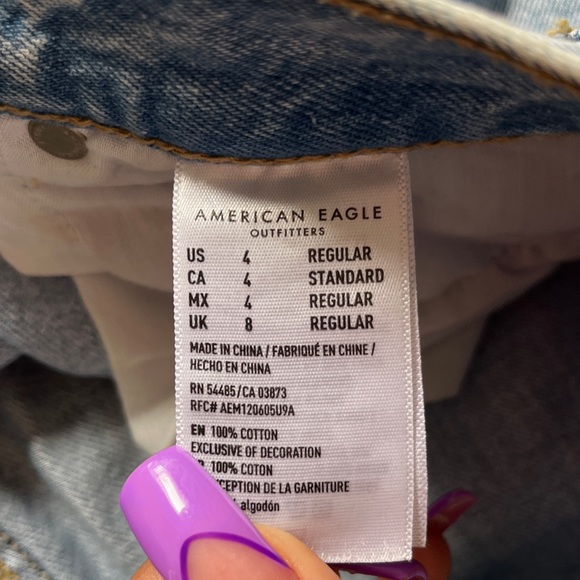 distressed American Eagle mom jeans size 4 - Picture 4 of 4